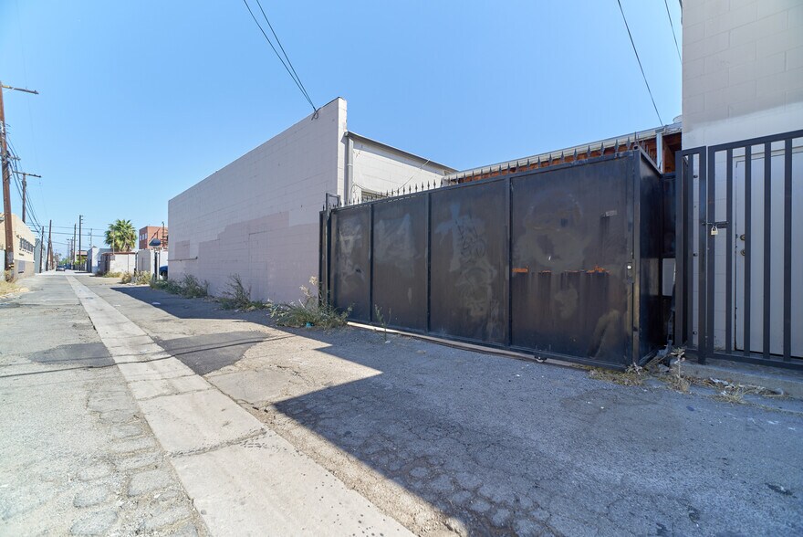Primary Photo Of 15013-15019 Califa St, Van Nuys Manufacturing For Lease