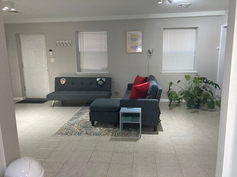 More Photos Of 182 Ridge St, Newark Specialty For Lease