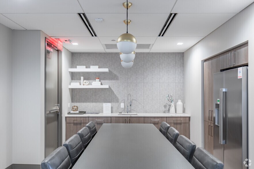 More Photos Of 6 Montgomery Village Ave, Gaithersburg Office For Lease