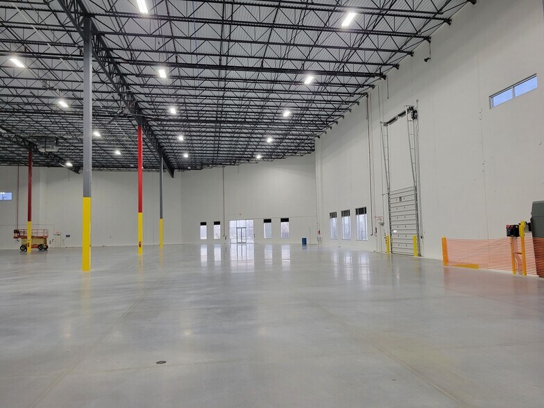 More Photos Of 20 Martha Dr, Bethel Warehouse For Lease