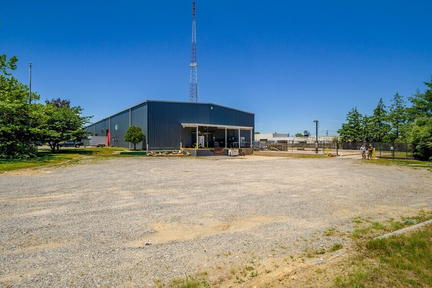 More Photos Of 1 Mariner Dr, Southampton Warehouse For Lease