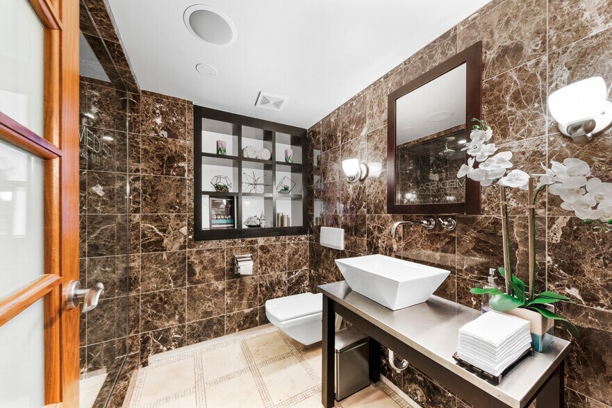 More Photos Of 330 W Frontage Rd, Northfield Medical For Lease