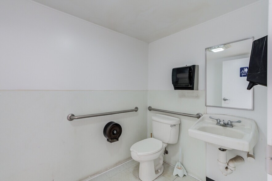 More Photos Of 5819 4th St, Lubbock Freestanding For Lease