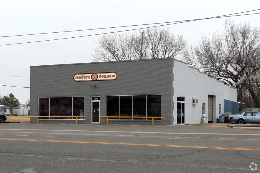 Primary Photo Of 705 W Cherokee St, Wagoner Freestanding For Sale