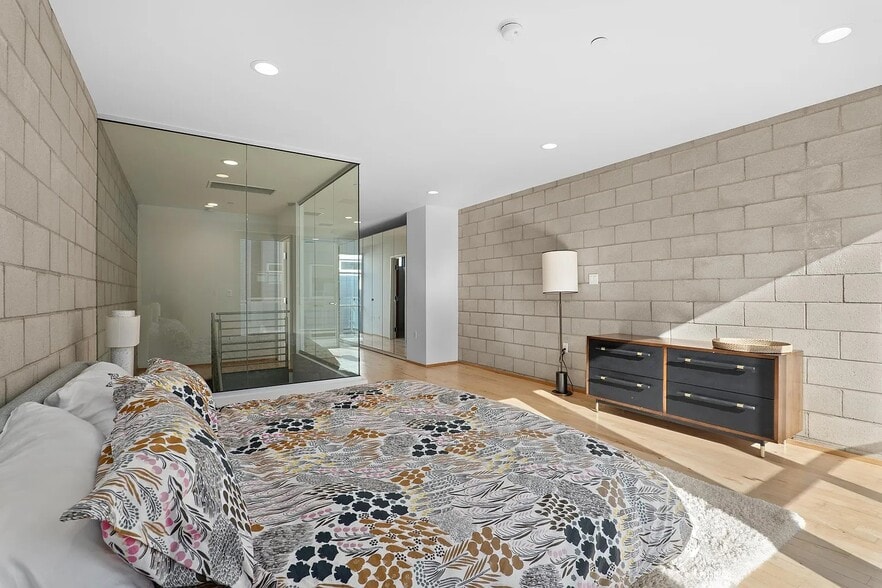 More Photos Of 3450 Cahuenga Blvd W, Los Angeles Office Residential For Sale