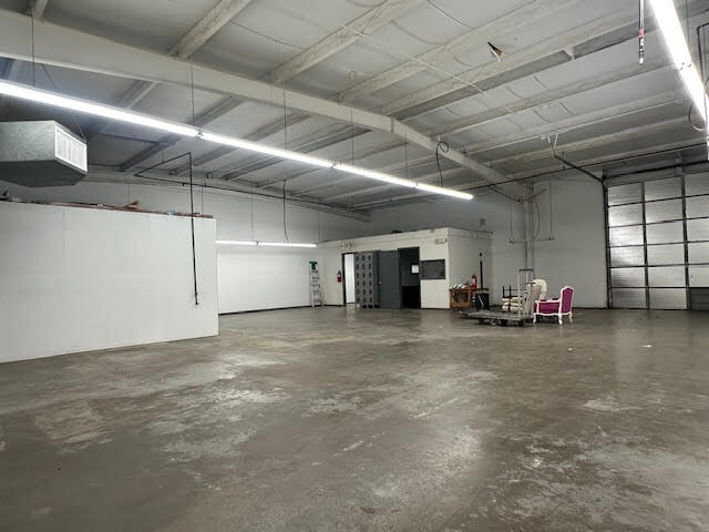 More Photos Of 899 Liberty St W, York Warehouse For Lease