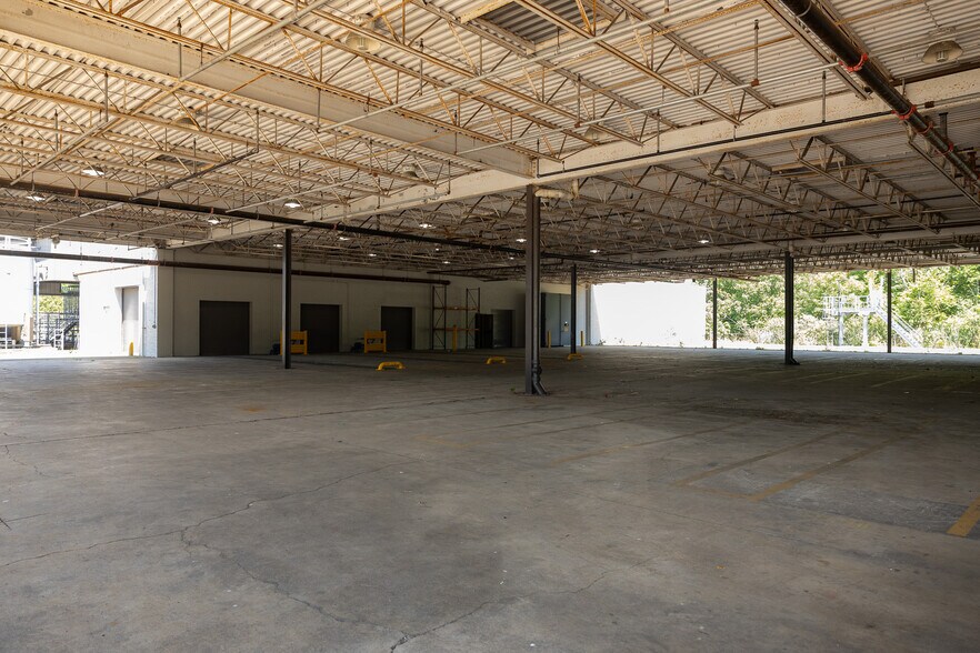 More Photos Of 21600 Drake Rd, Strongsville Warehouse For Lease