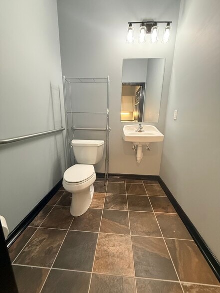 More Photos Of 106 Mission Ct, Franklin Office For Lease