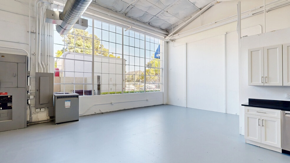 More Photos Of 1311-1425 63rd St, Emeryville Distribution For Lease