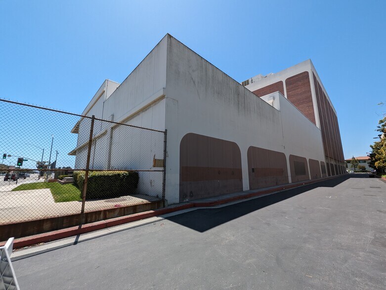 More Photos Of 3965 Clark Ave, Long Beach Office For Sale