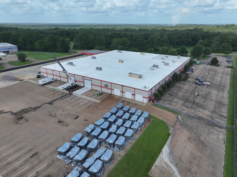 More Photos Of 190 NW Industrial Pky, Jackson Manufacturing For Sale
