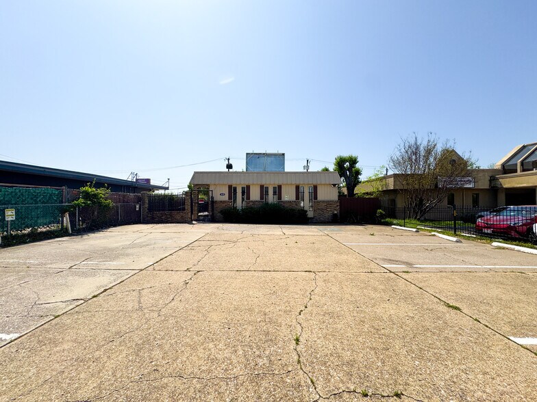 More Photos Of 3630 Almazan Dr, Dallas Medical For Lease