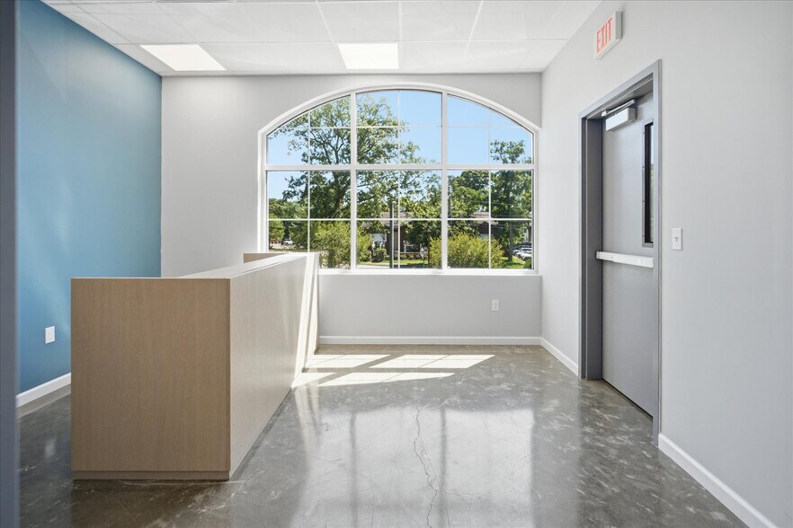 More Photos Of 419 N Country Rd, Saint James Office For Lease