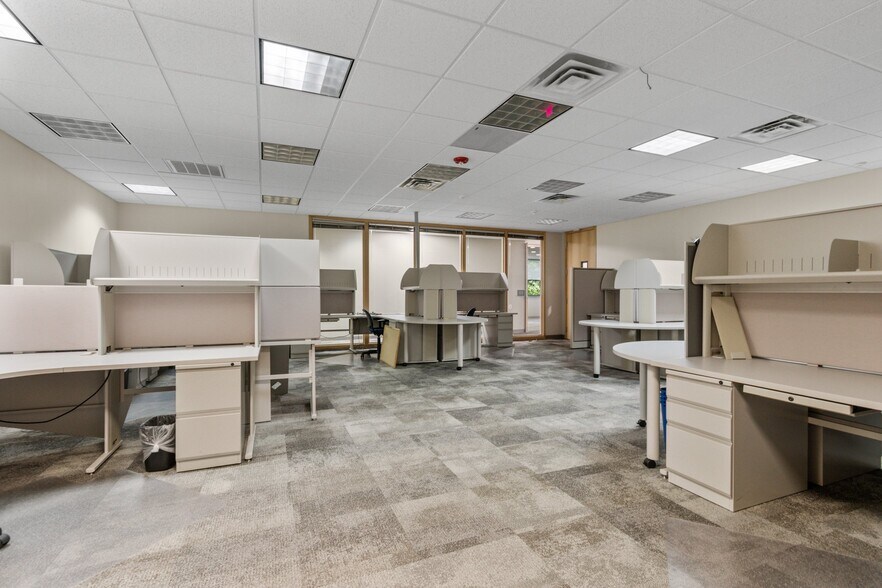 More Photos Of 1088 Springhurst Dr, Green Bay Office For Lease