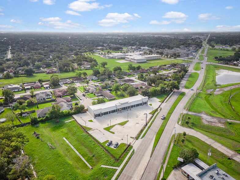 More Photos Of 2215 Allen Genoa Rd, Pasadena Showroom For Sale