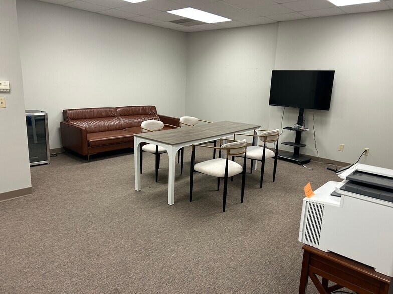 More Photos Of 106-116 King St, Madison Office For Lease