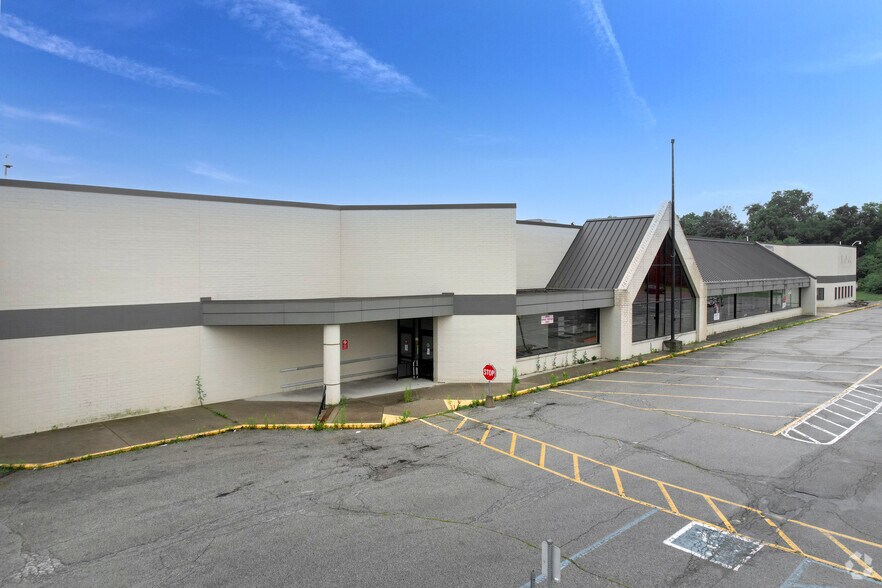 More Photos Of 11625 Fox Rd, Indianapolis Supermarket For Lease