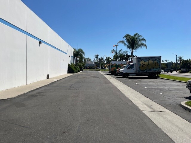 More Photos Of 2870 S Harbor Blvd, Santa Ana Warehouse For Lease