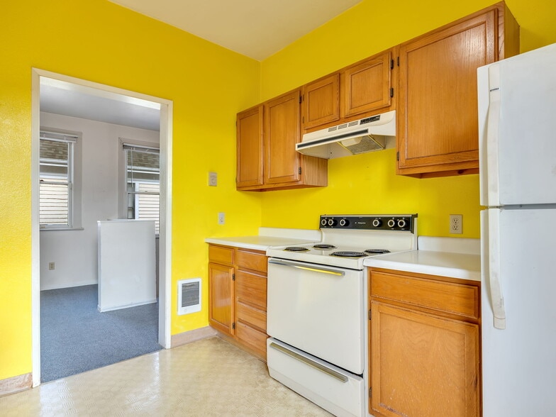 More Photos Of 1178 Franklin Ave, Astoria Office For Sale