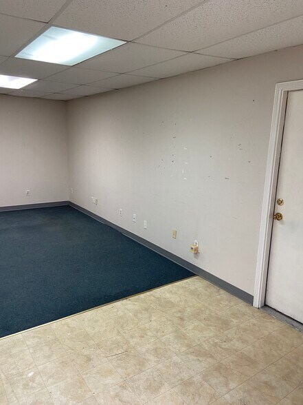 More Photos Of 629 National Dr, Rockwall Warehouse For Lease