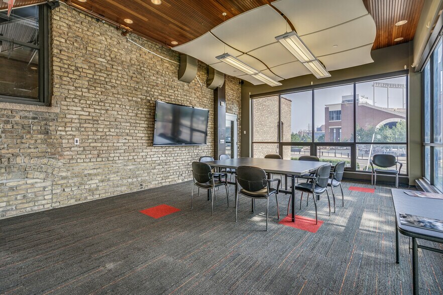 More Photos Of 2001 University Ave SE, Minneapolis General Retail For Sale