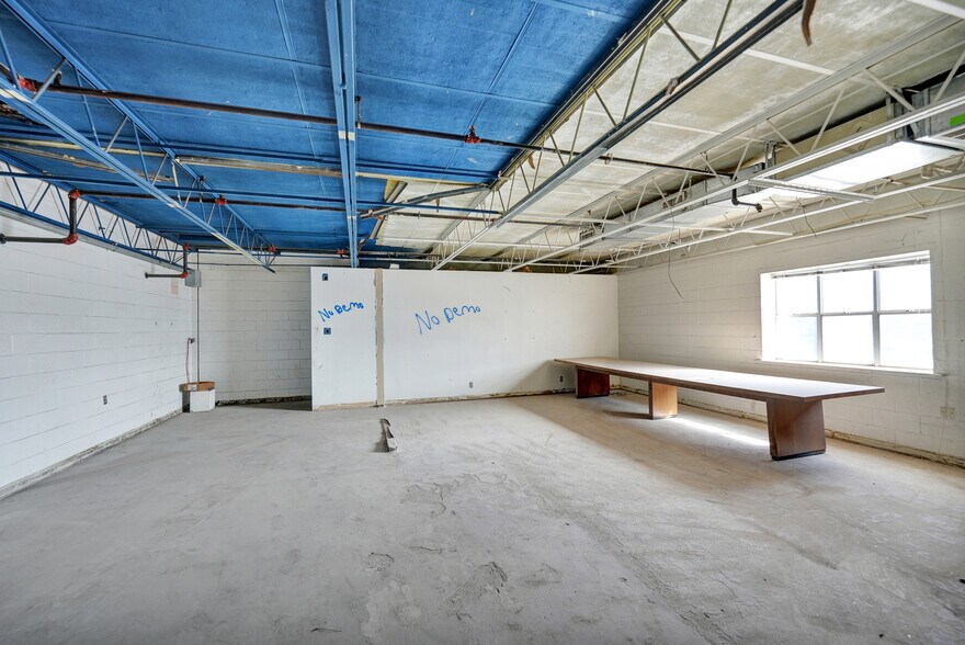 More Photos Of 201 E Illinois Ave, Midland Office For Sale