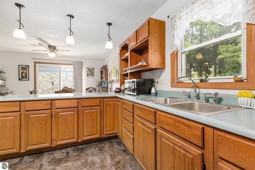 More Photos Of 519 Lake St, Frankfort Hotel For Sale