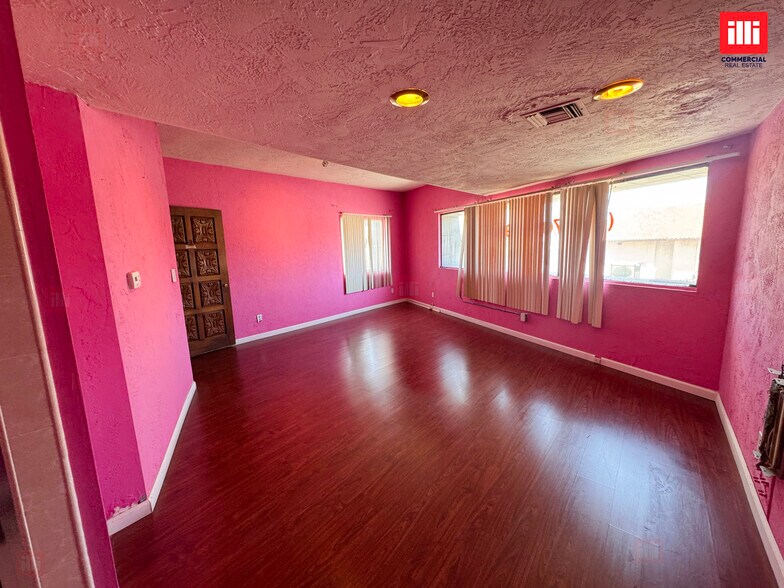 More Photos Of 18400-18406 Ventura Blvd, Tarzana Storefront Retail Office For Lease