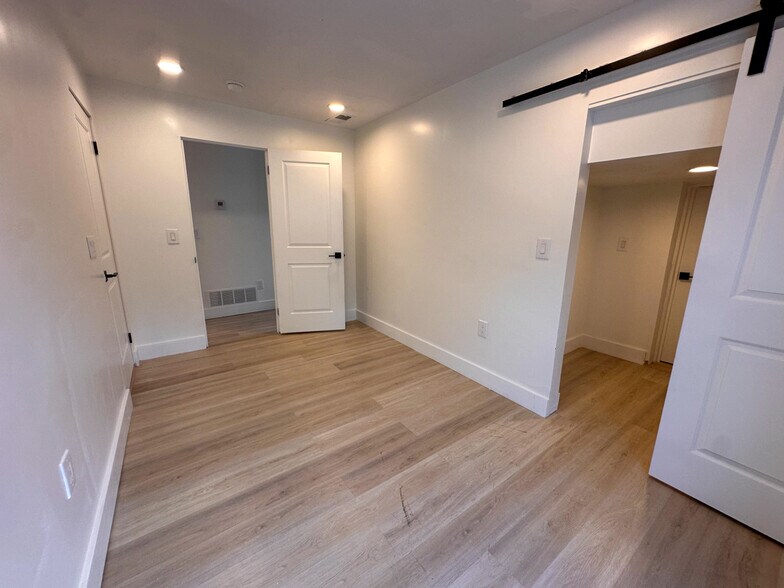 More Photos Of 2709 Westerville Rd, Columbus Light Manufacturing For Sale