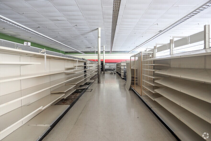 More Photos Of 11625 Fox Rd, Indianapolis Supermarket For Lease