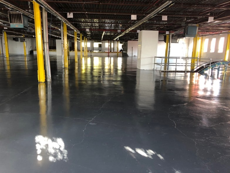 More Photos Of 144 E Kingsbridge Rd, Mount Vernon Warehouse For Lease