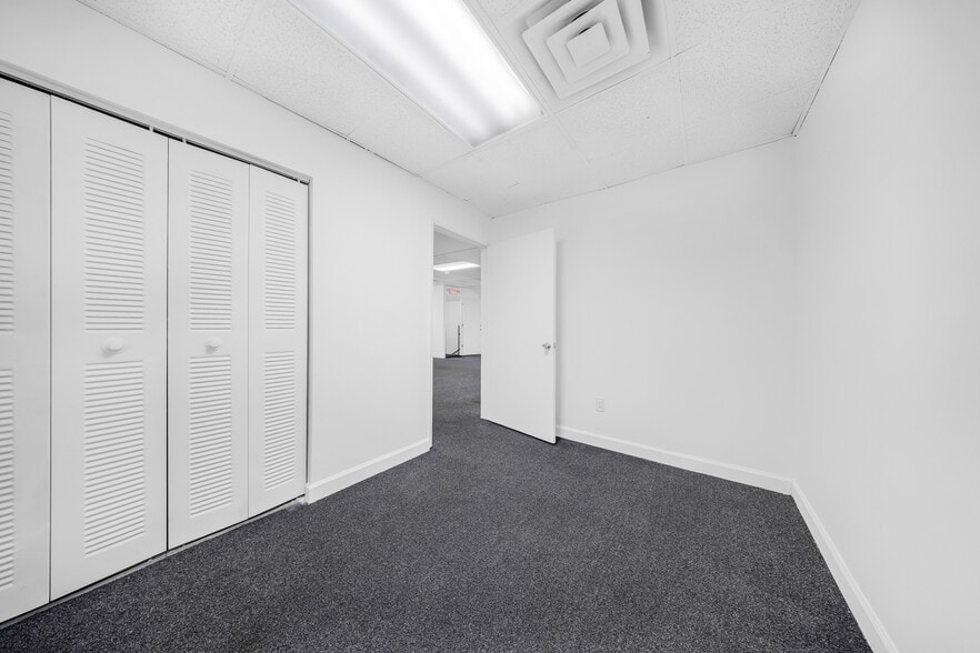 More Photos Of 7452-7466 SW 48th St, Miami Warehouse For Sale