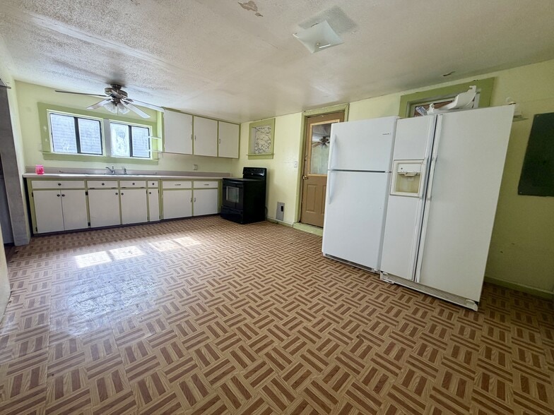 More Photos Of 322 Historic 66 E, Waynesville Office For Sale