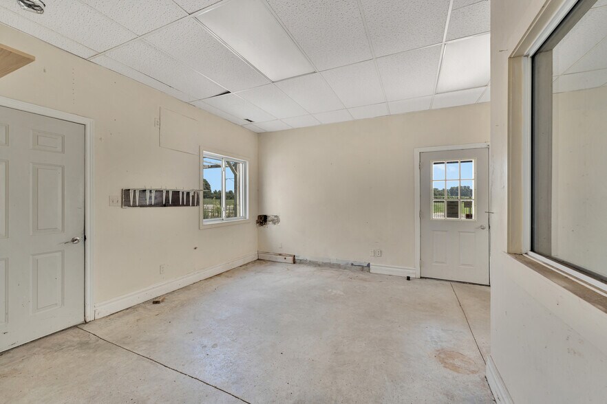 More Photos Of 585 Seacliff Dr, Kingsville Freestanding For Sale