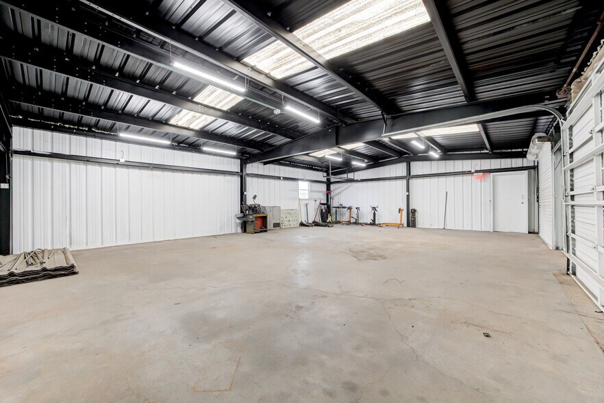 More Photos Of 1809 S Eastern Ave, Moore Auto Repair For Sale