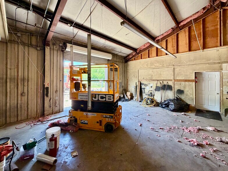 More Photos Of 8071 N McRaven Rd, Clinton Industrial For Sale