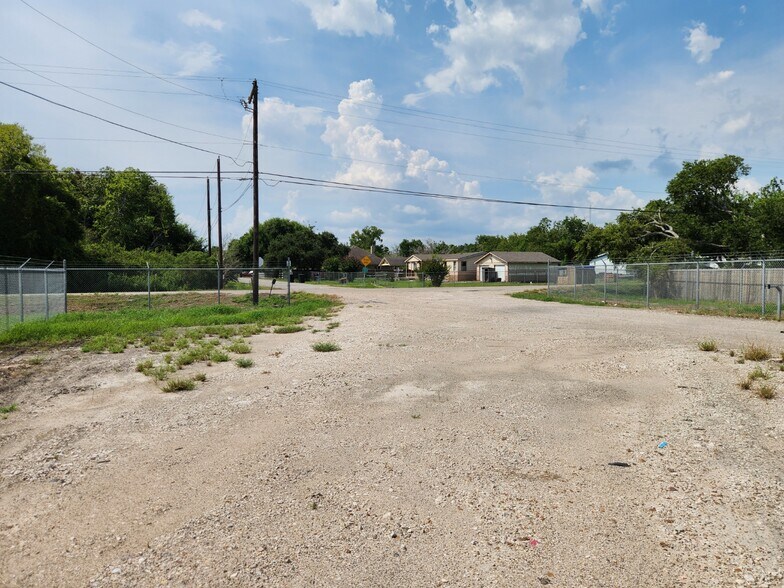 More Photos Of 2715 County Road 146, Alvin Land For Lease