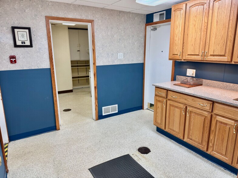 More Photos Of 1107 Lincoln Way E, Massillon Veterinarian Kennel For Sale