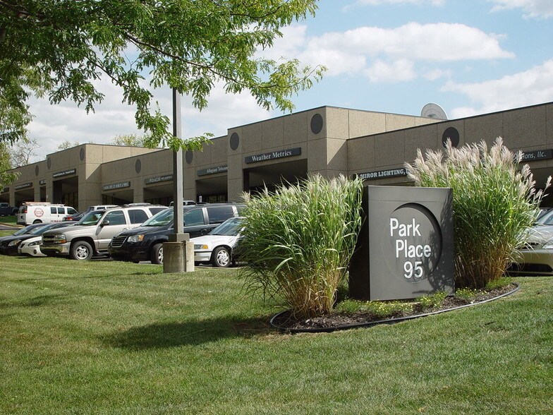 More Photos Of 14631-14651 W 95th St, Lenexa Light Distribution For Lease