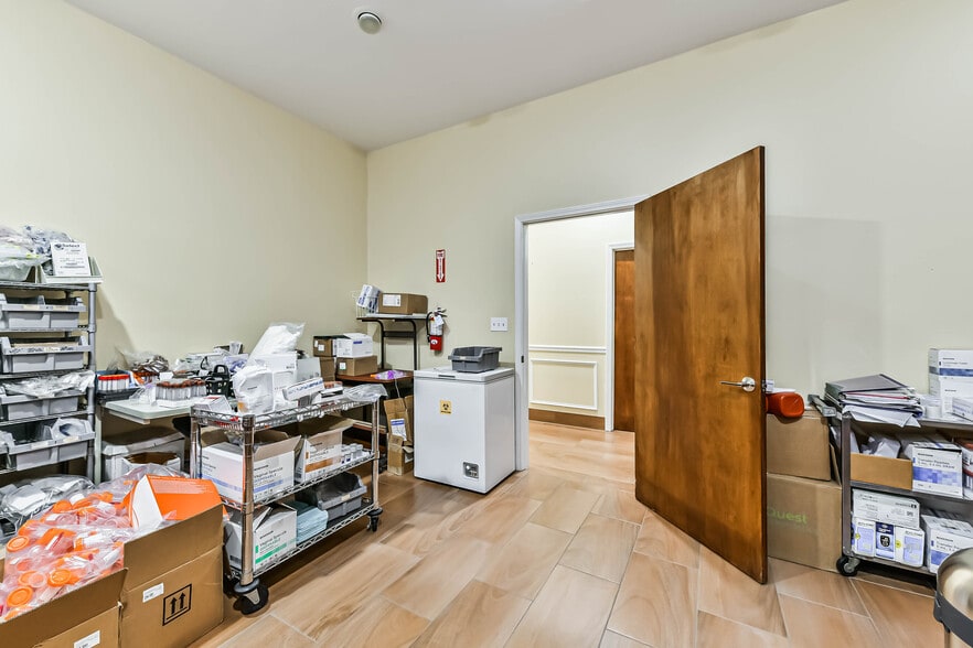 More Photos Of 1111 S Friendswood Dr, Friendswood Office For Lease