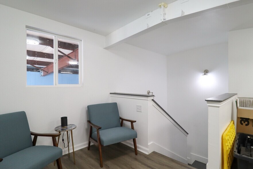 More Photos Of 305 Victor St, Austin Warehouse For Sale