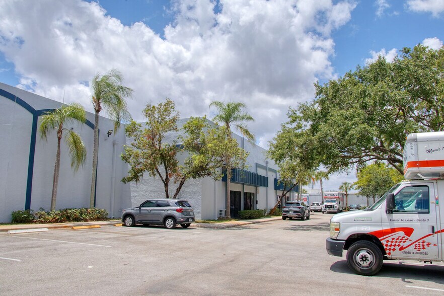 More Photos Of 4747 N Nob Hill Rd, Sunrise Distribution For Lease