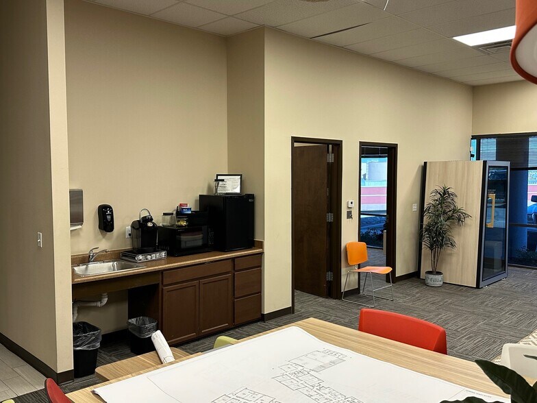More Photos Of 120 Paragon Ln, El Paso Office For Sale