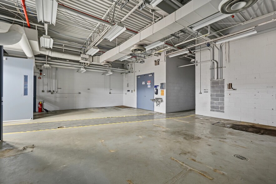 More Photos Of 15201 Mercantile Dr, Dearborn Light Manufacturing For Sale