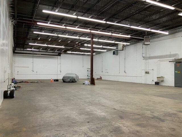 More Photos Of 41 Germany Dr, Wilmington Distribution For Lease