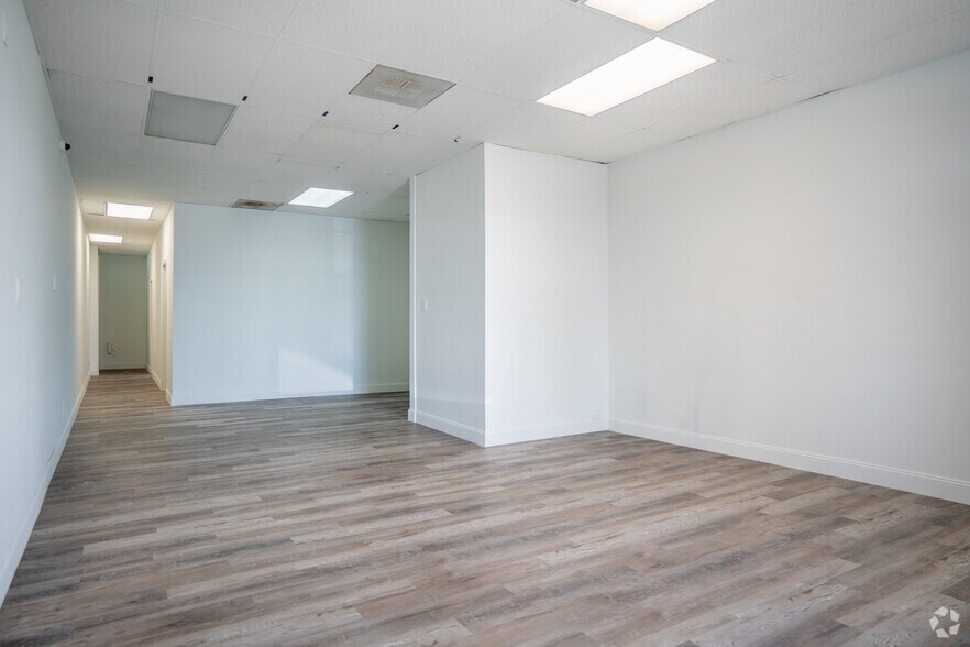 More Photos Of 11350 66th St N, Largo Office Residential For Lease