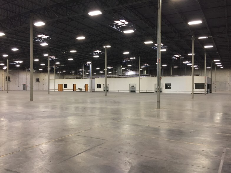 More Photos Of 4545 W Davis St, Dallas Distribution For Sale