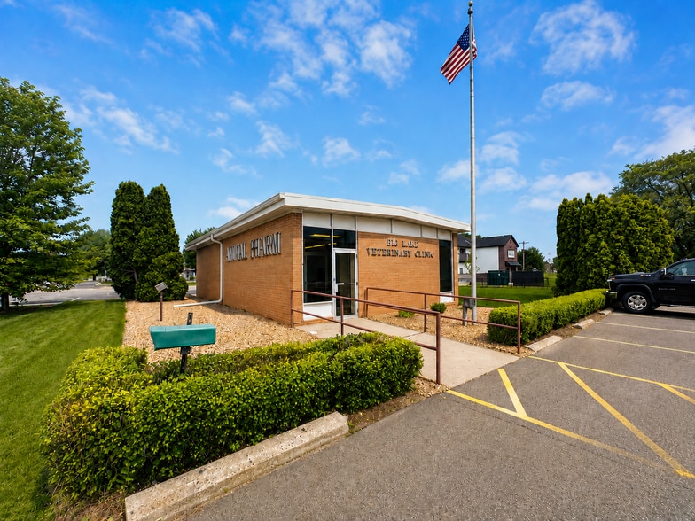 Primary Photo Of 350 Fern St, Big Lake Veterinarian Kennel For Sale