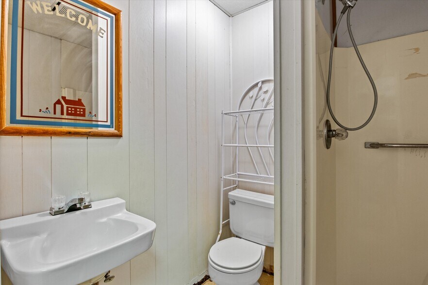 More Photos Of 304 W Jefferson St, Quincy Freestanding For Sale