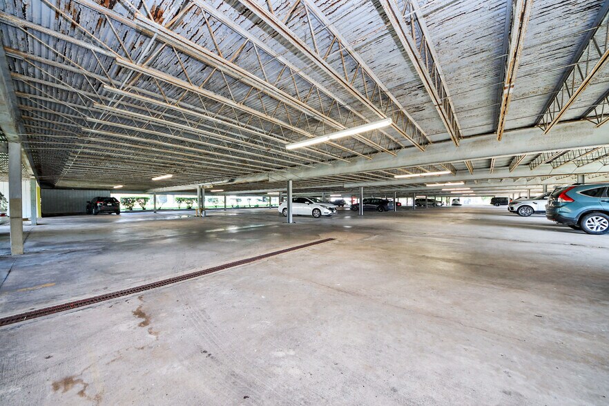 More Photos Of 6100 Corporate Dr, Houston Office For Sale